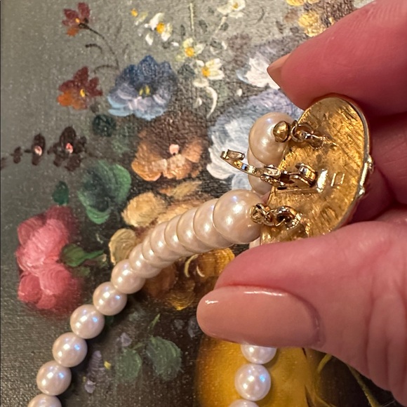 Elegant Avon Gold & Faux Pearl Enhancer closure on faux Pearl Necklace - Picture 5 of 8